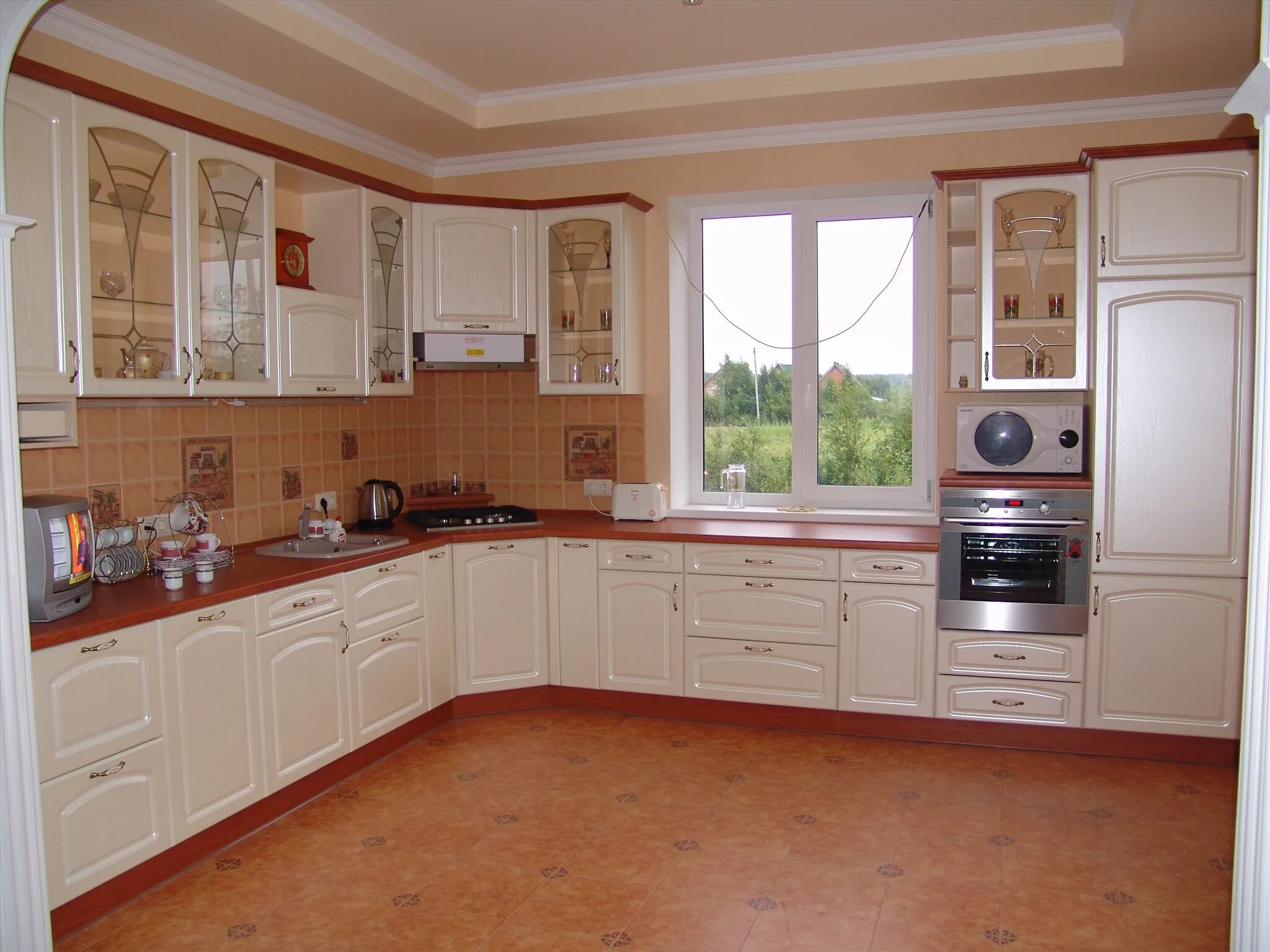 Кухонный гарнитур в частном доме фото Угловые кухни с окном слева (79 фото) " НА ДАЧЕ ФОТО