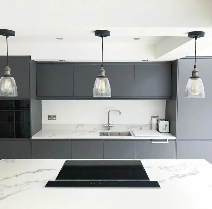 Кухонный гарнитур в интерьере графит с белым Create clean lines and a pared back look with the integrated handles and super m