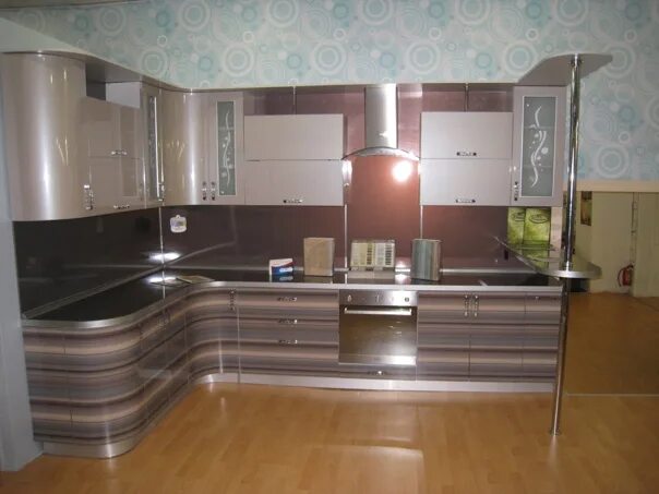 Кухонный гарнитур в костроме фото и цены Фасад - пластик: низ - рубиновая полоса, верх - платина перламутр. Фотография из