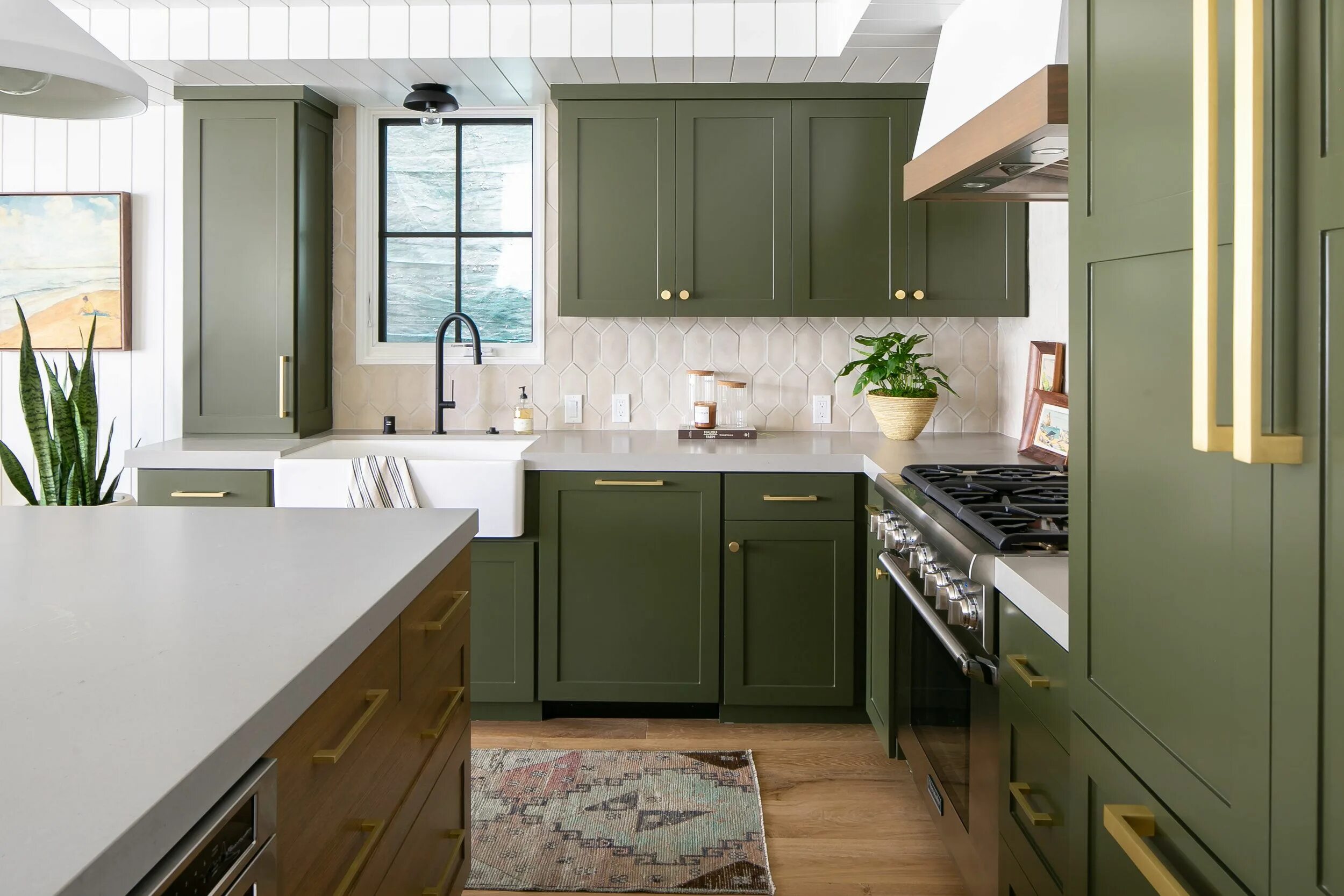 Кухонный гарнитур в оливковом цвете дизайн фото Calling It: Olive Green Kitchens Will Be Everywhere in 2020 Hunker Olive green k