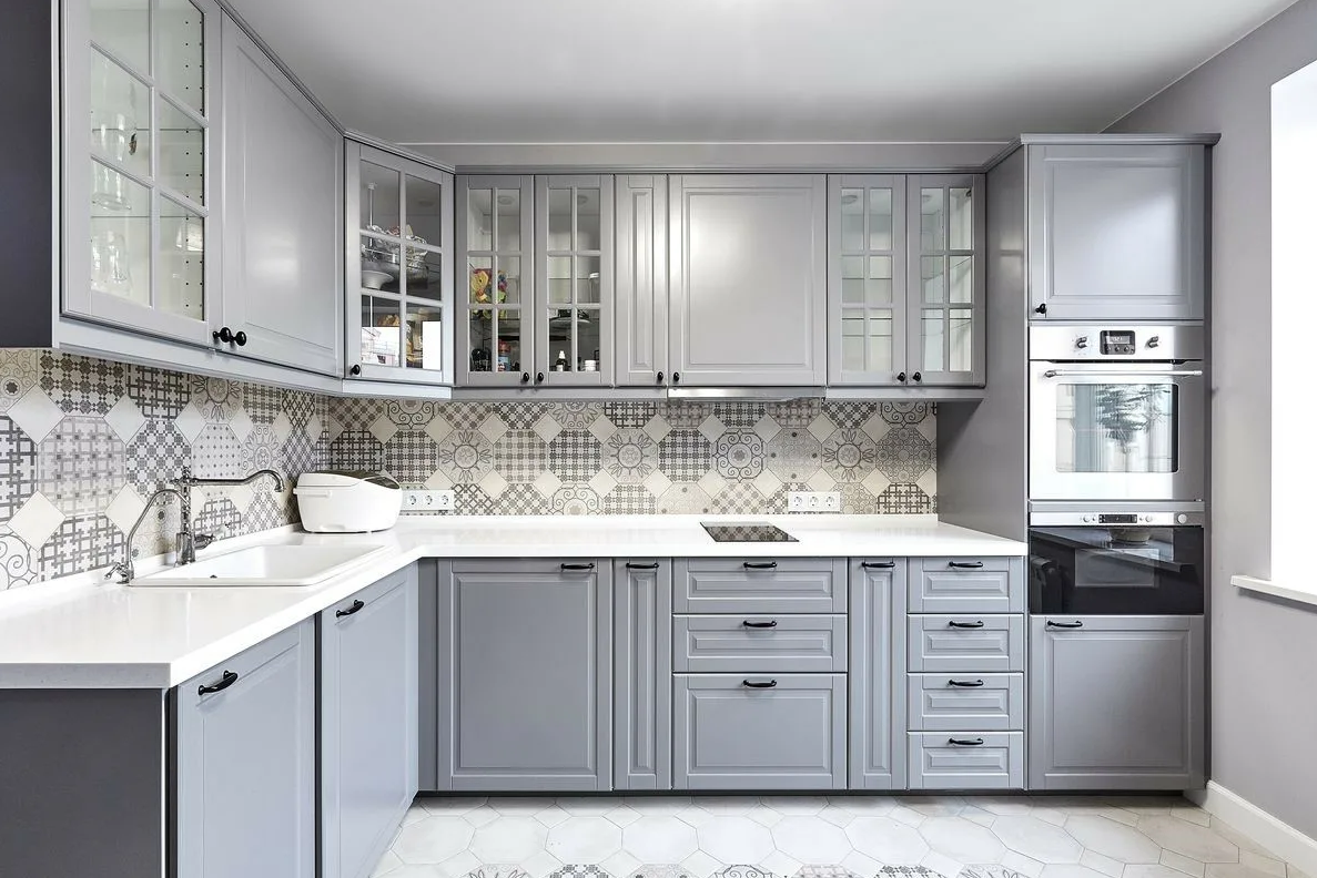 Кухонный гарнитур в серых тонах фото Кухня Классика Эмаль #0036 в Казани с доставкой, любой размер и цвет - Олан Мебе