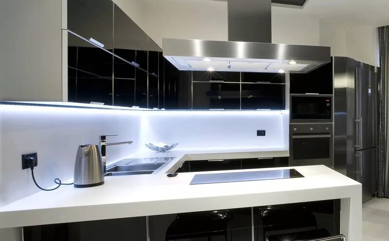 Кухонный гарнитур в стиле хай тек фото Кухня в стиле хай-тек. Модный дизайн может быть уютным