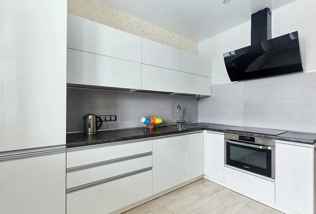 Кухонный гарнитур в стиле минимализм фото Фото кухни Альва Лайн (от хозяина): белая, угловая, без ручек + смета ремонт