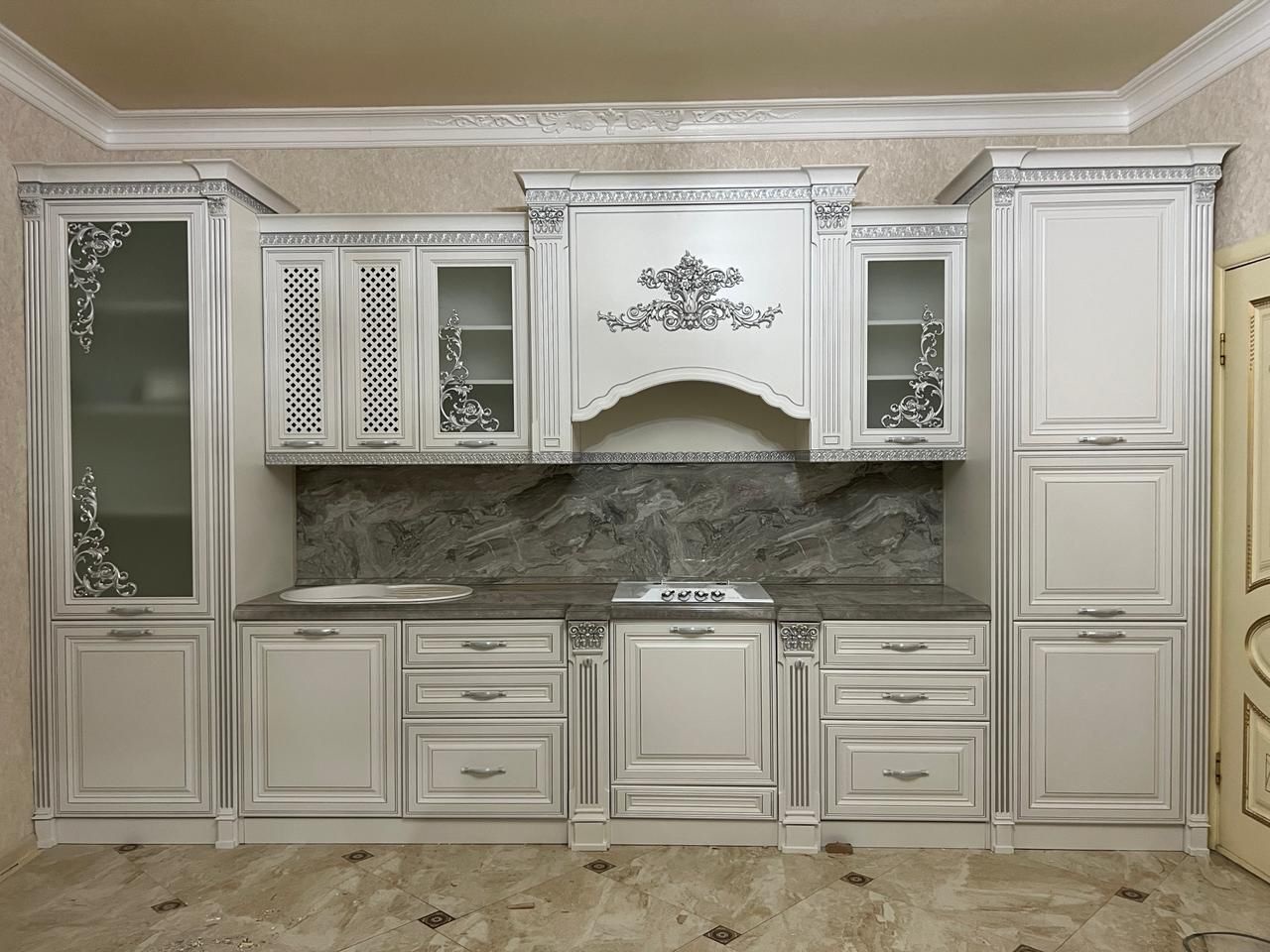 Кухонный гарнитур венеция фото Кухня Венеция 420 белый/серебро - Венеция прямая белый/серебро