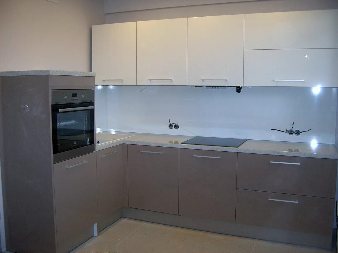 Кухонный гарнитур верх матовый низ глянцевый фото Модель кухни: Йена - отзывы и фото реализованного проекта