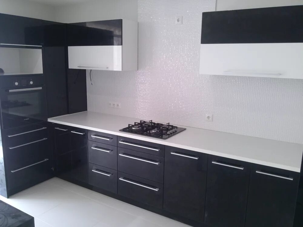 Кухонный гарнитур верх матовый низ глянцевый фото Угловая кухня глянцевая черная