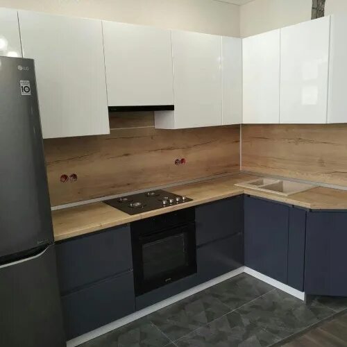 Кухонный гарнитур верх матовый низ глянцевый фото Кухня угловая. МДФ краска 5.9 м.п. Цена 230 000 руб.