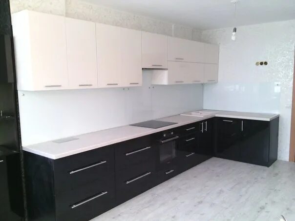 Кухонный гарнитур верх матовый низ глянцевый фото Кухня белый верх черный низ фартук - фото