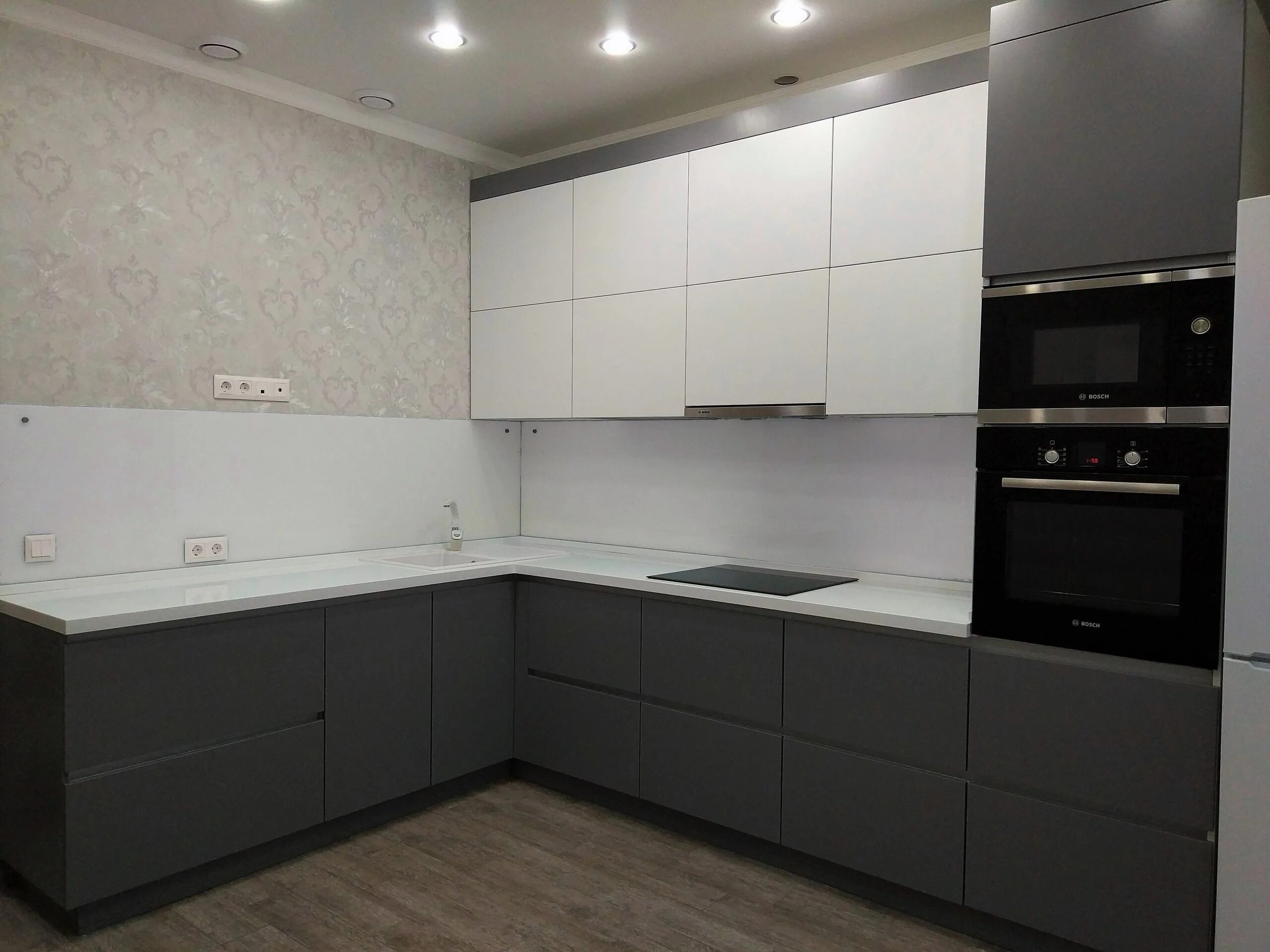 Кухонный гарнитур верх матовый низ глянцевый фото Кухни пластика матовые - найдено 90 картинок