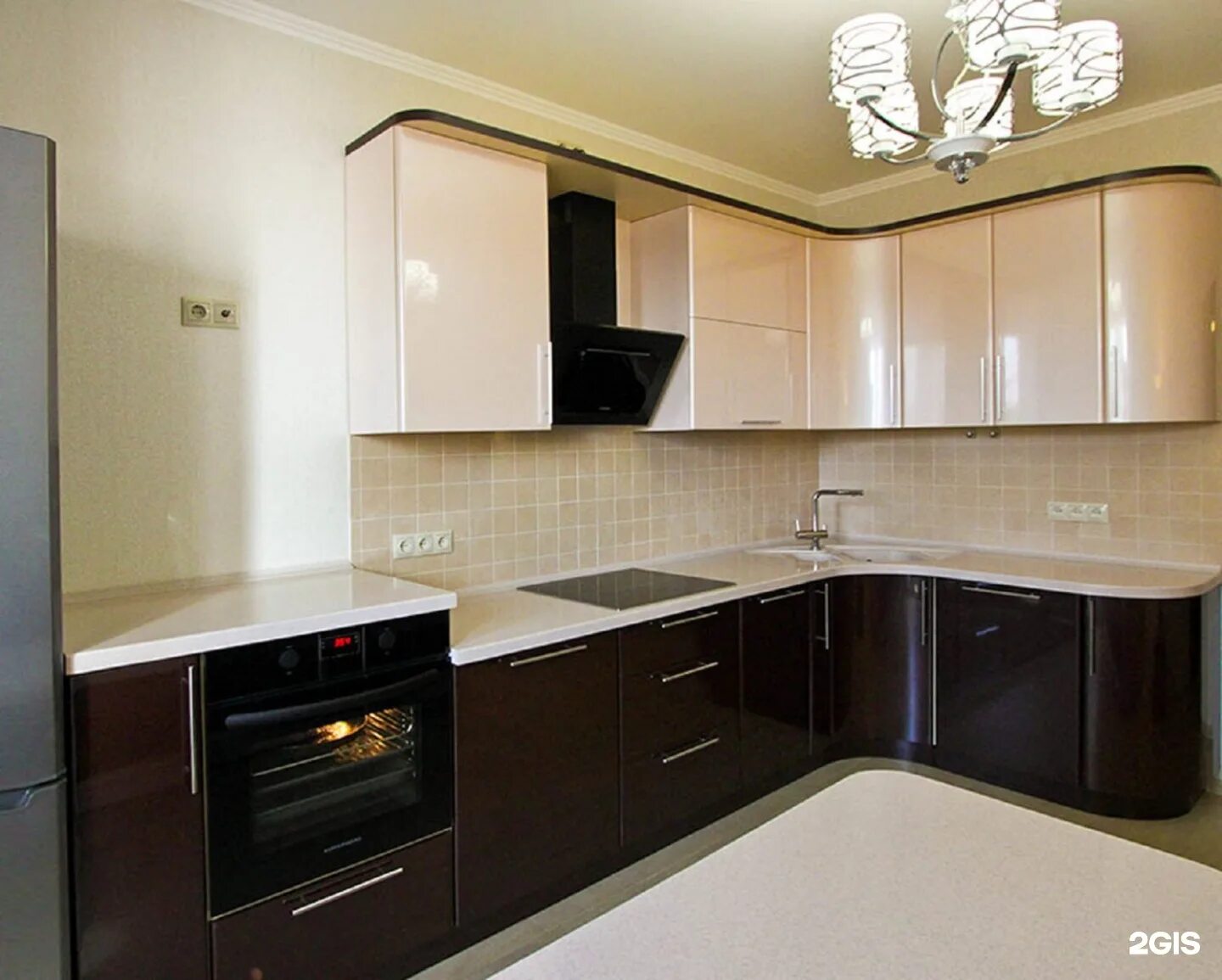 Кухонный гарнитур верх светлый низ темный фото Дизайн угловой темной кухни 12 кв м со светлой столешницей (5 фото)