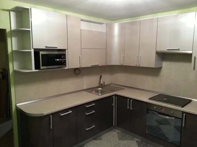 Кухонный гарнитур верх светлый низ темный фото Угловая кухня в нейтральных тонах