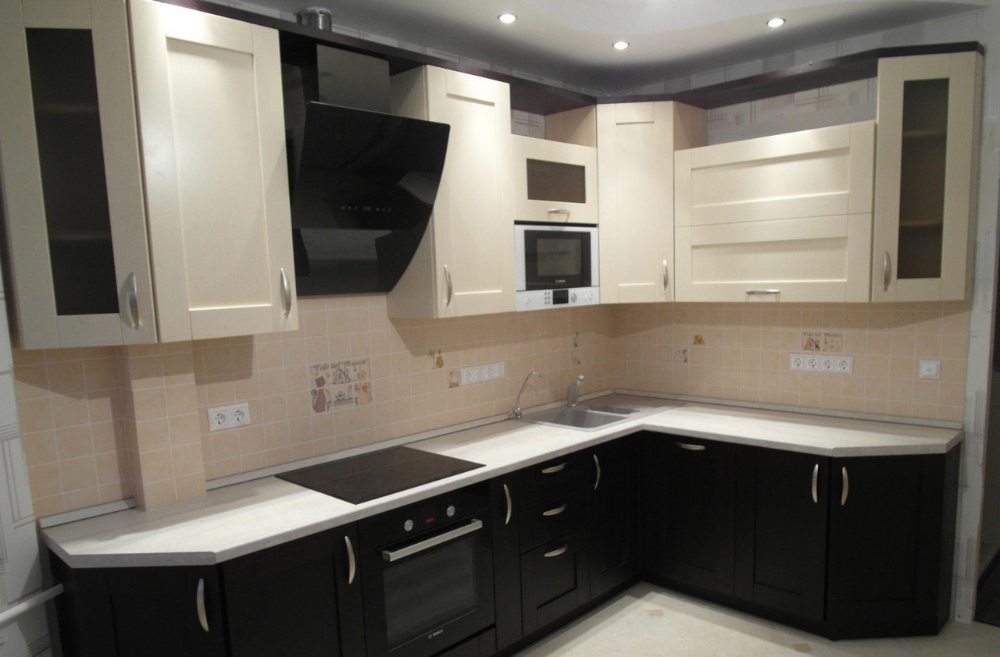 Кухонный гарнитур верх светлый низ темный фото Черно-белая глянцевая кухня ViAnt - Киев, Ирпень, Буча, Гостомель - купить по лу