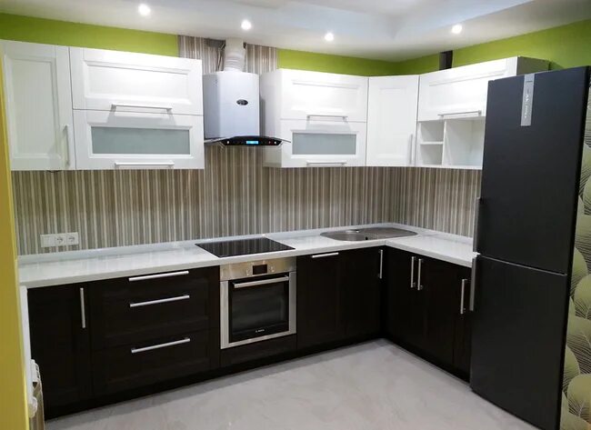 Кухонный гарнитур верх светлый низ темный фото Черно-белая кухня с рамочными фасадами