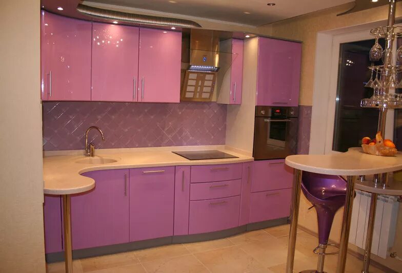 Кухонный гарнитур волгоград фото Кухня с розовыми фасадами и белой столешницей