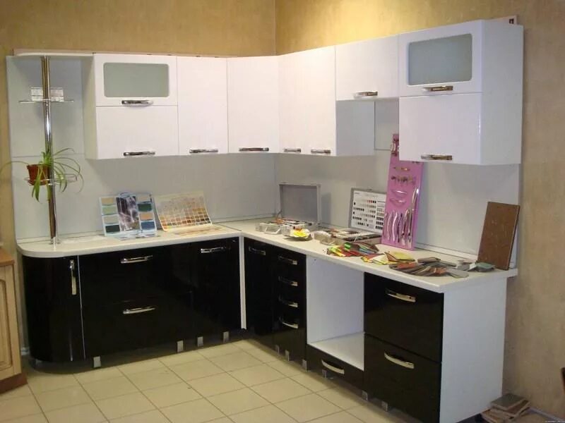 Кухонный гарнитур воронеж фото Угловая кухня с витриной / Мебельная фабрика "Студия мебели Элегант", г. Воронеж