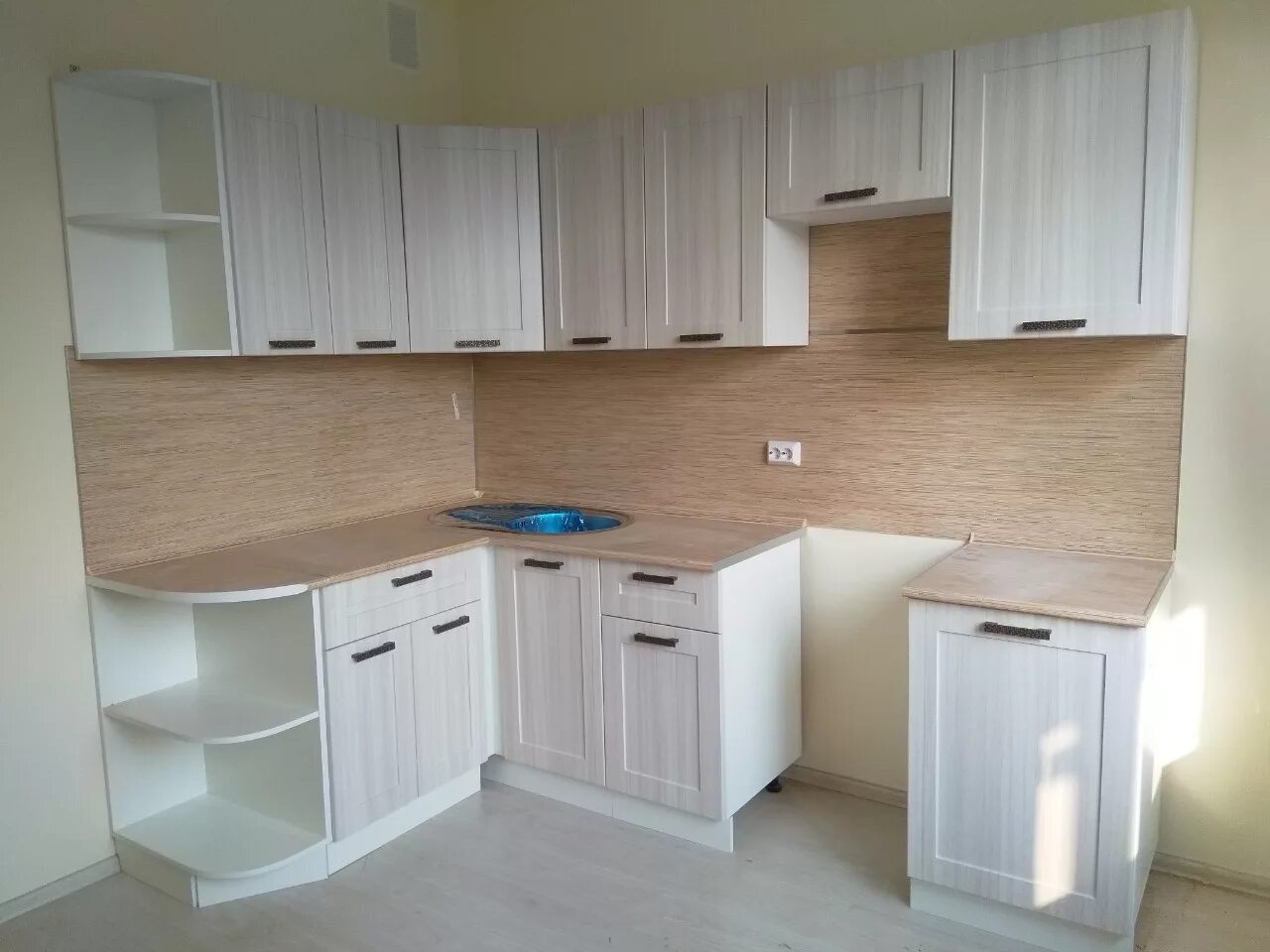 Кухонный гарнитур юлия сандал белый фото Модульная классическая кухня Лофт цвет Сандал отзывы