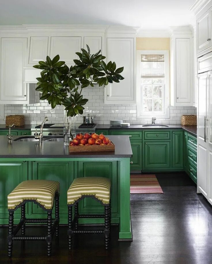 Кухонный интерьер в зеленом цвете lovely colors Beautiful kitchen cabinets, Green kitchen cabinets, Green kitchen 