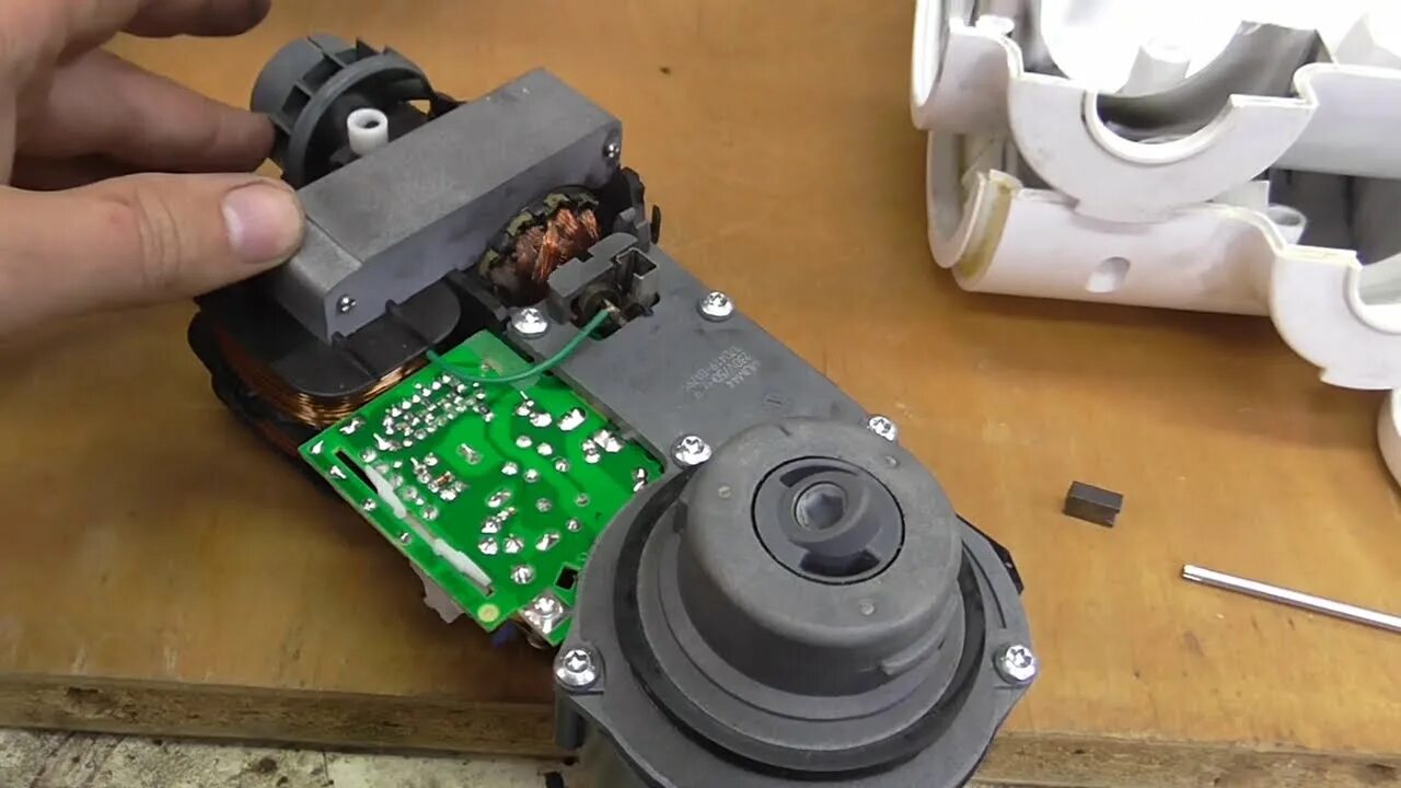 Кухонный комбайн ремонт своими руками Ремонт кухонного комбайна Bosch MUM4875. Замена двигателя. - YouTube