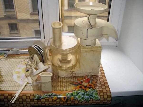 Кухонный комбайн ссср фото кухонный комбайн СССР с соковыжималкой терками. в дар (Москва). Дарудар