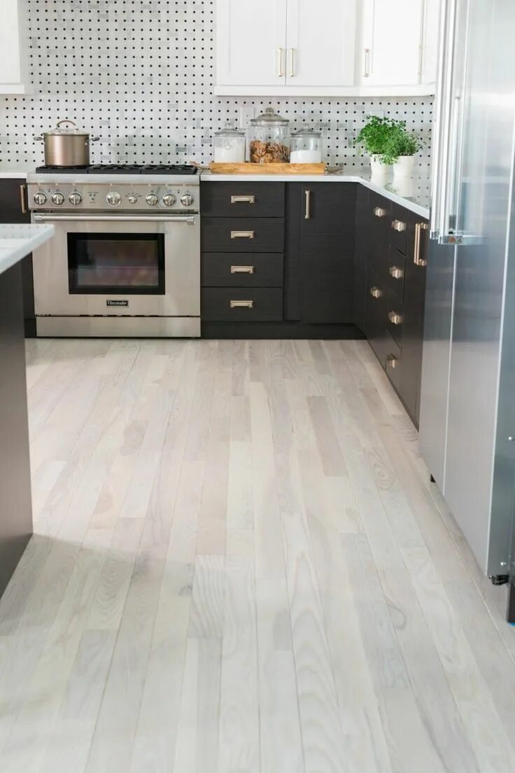 Кухонный ламинат фото Pin by Samantha Culver on Decor Stuff Laminate flooring in kitchen, Wood floor k