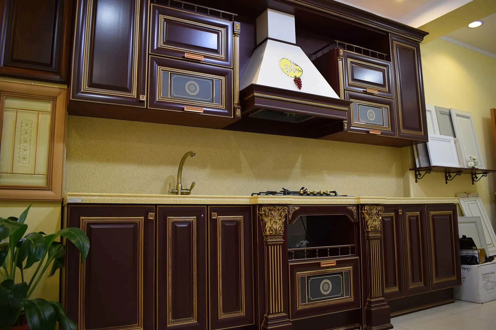 Кухонный мебель в киргу фото Киргу кухонные гарнитуры