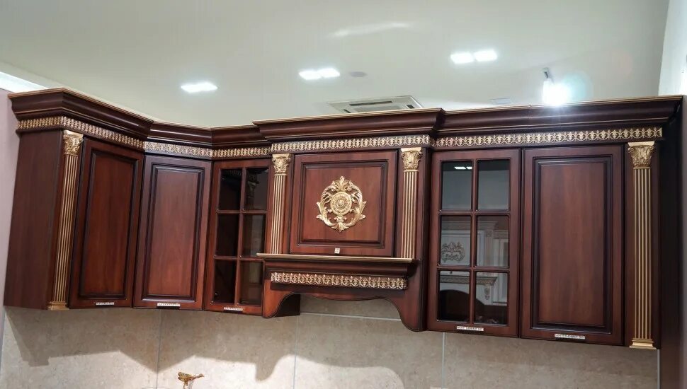 Кухонный мебель в киргу фото Купить готовую кухню 4,2 метра шириной в классическом стиле светлую в Тюмени