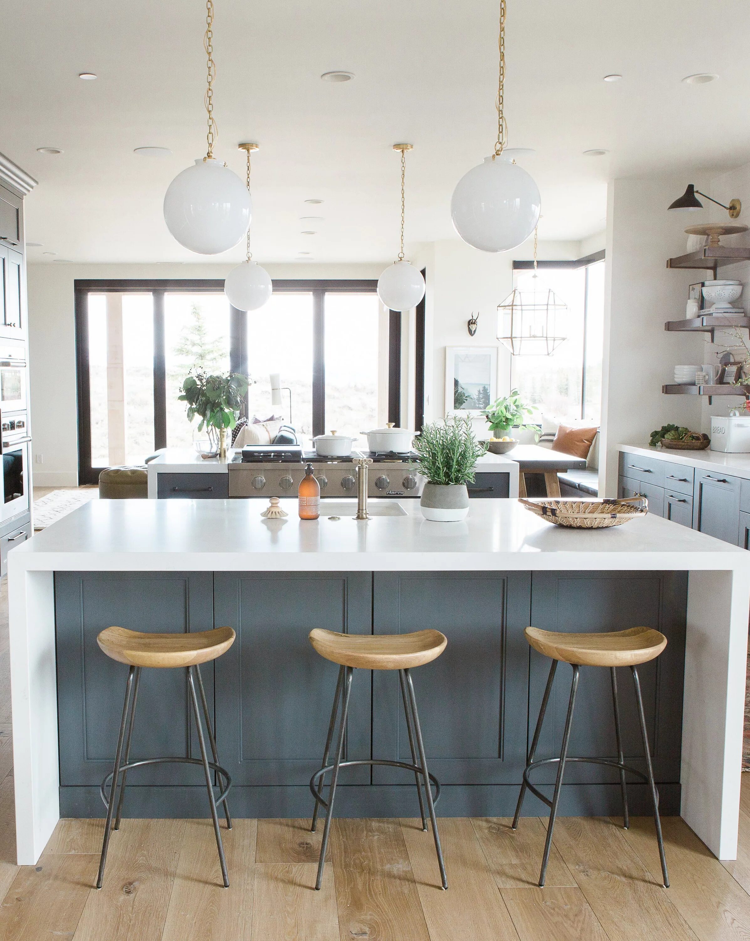 Кухонный остров с обеденной зоной фото Katie Globe Pendant Interior design kitchen, Home decor kitchen, Kitchen renovat