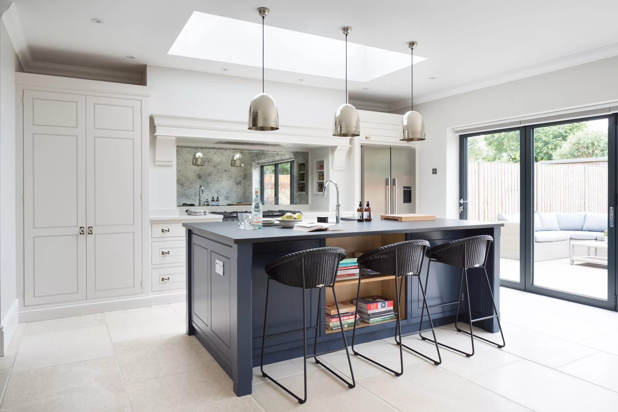 Кухонный остров в интерьере Contemporary Family Kitchen, Chelmford, Essex - Humphrey Munson Kitchens - Dark 