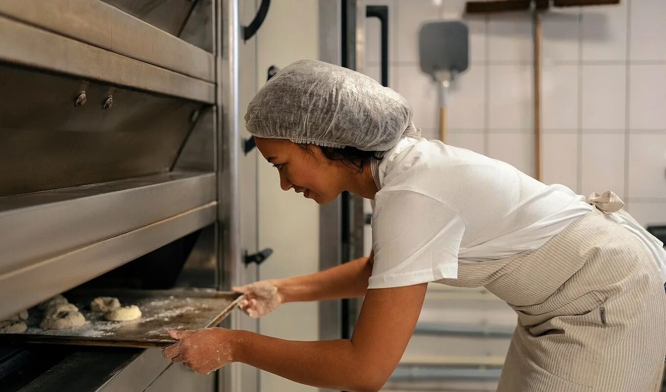 Кухонный работник фото Пекарня в проходном месте у метро Купить бизнес в Москве