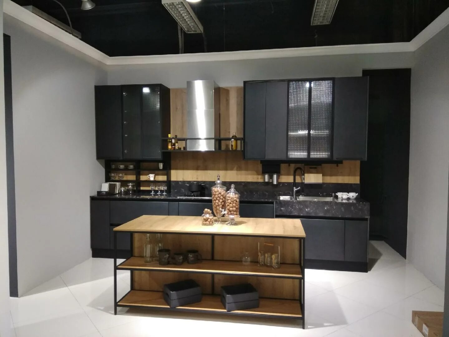 Кухонный салон фото Фотографии работы: Салон кухонной мебели