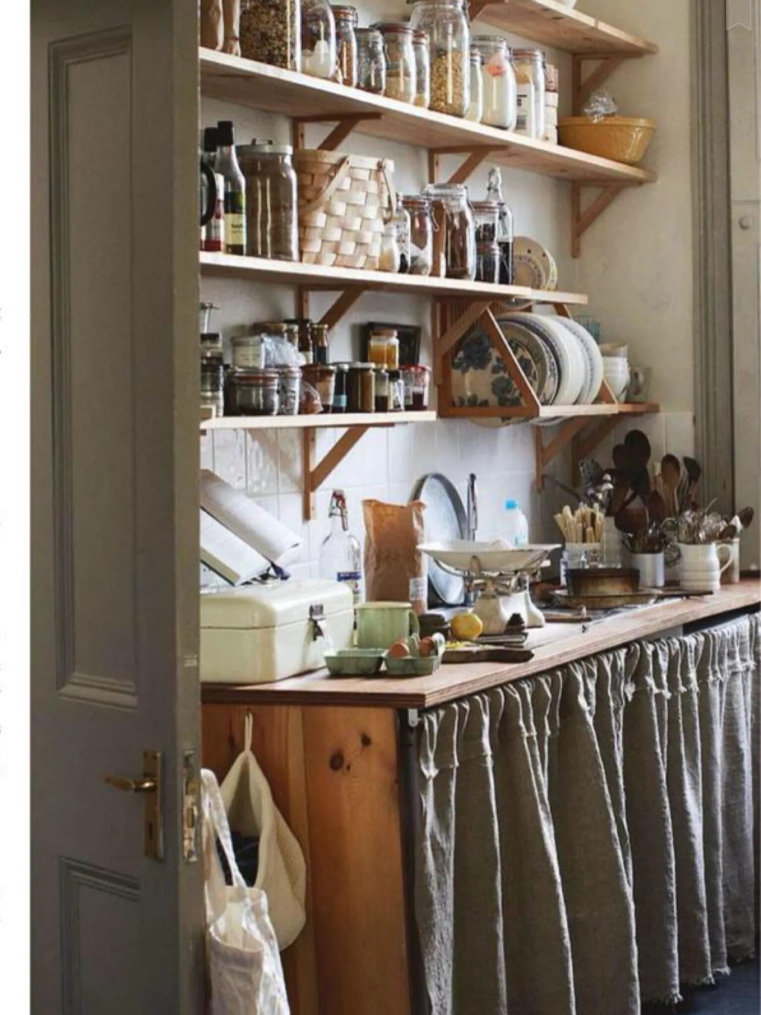 Кухонный шкаф со шторкой вместо двери фото Pin by lisa shola on INTERIOR LOOKS I LOVE Tiny house kitchen, Home kitchens, Co