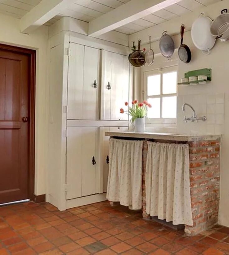 Кухонный шкаф со шторкой вместо двери фото Rustic original built in cabinetry, beams, tile floor. Rustieke keukenkasten, Ke