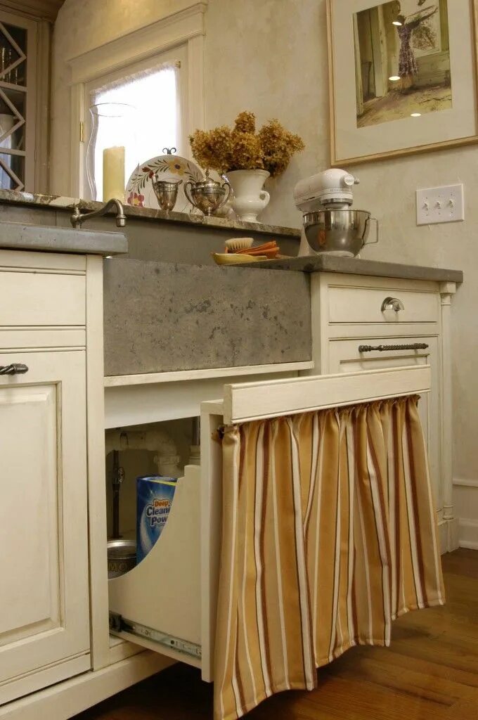 Кухонный шкаф со шторкой вместо двери фото http://www.luciannasamu.com/2011/07/dinner-swim/ Home kitchens, Kitchen decor, U