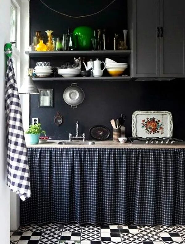 Кухонный шкаф со шторкой вместо двери фото Guess What, You Don't Need Kitchen Cabinet Doors Decoração de cozinha simples, C