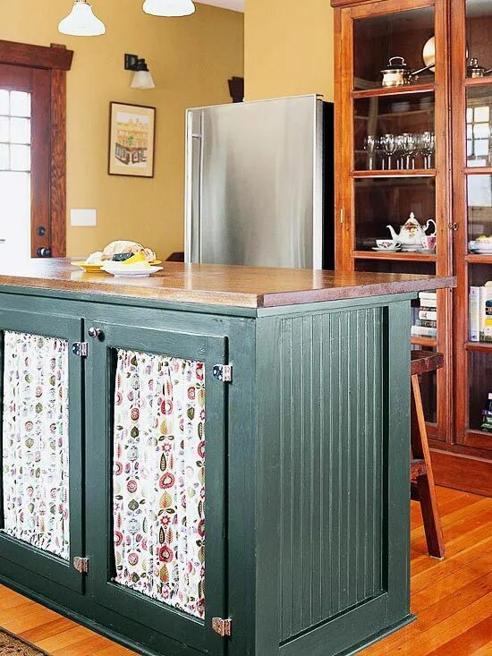 Кухонный шкаф со шторкой вместо двери фото Here's How to Achieve a Stylish Kitchen on a Small Budget Kitchen island decor, 
