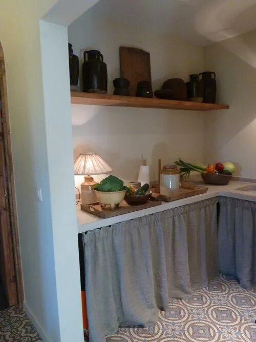 Кухонный шкаф со шторкой вместо двери фото COTE FLAMAND #2# Kitchen wall cabinets, Open kitchen cabinets, Unique kitchen