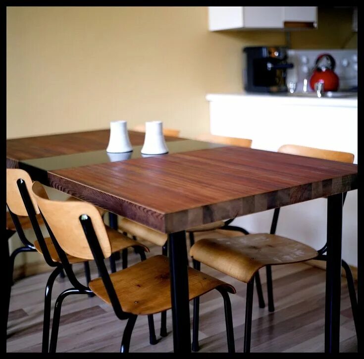 Кухонный стол домашнее фото Dining Table Made From a Reclaimed Door Diy dining room table, Diy dining table,