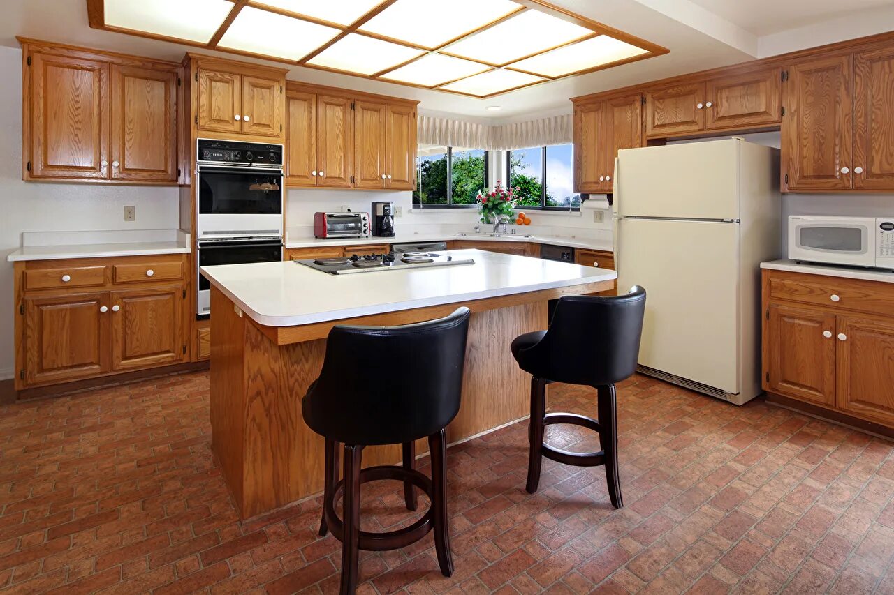 Кухонный стол и кухонный гарнитур фото Картинка кухни Интерьер Стол Стулья Дизайн