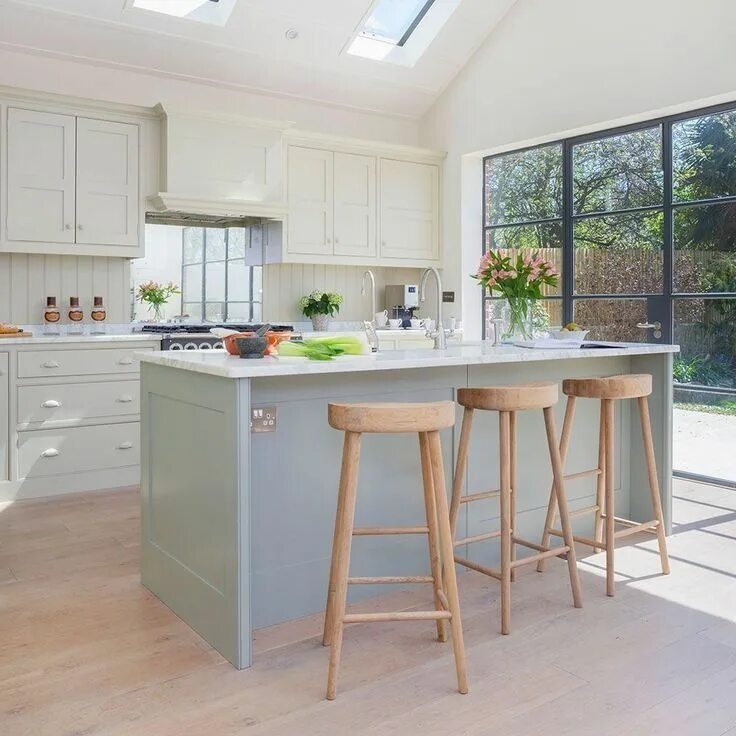 Кухонный стол остров фото Kitchen Island Ideas - Kitchen islands serve a number of purposes. In addition t