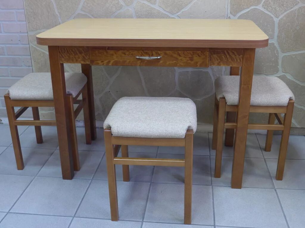 Кухонный стол с ящиком фото Обеденная группа стол с ящиком, табуреты мягкие в Братске. Цена товара 29 940 ₽/