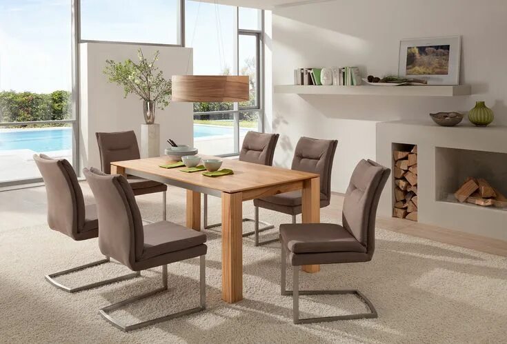 Кухонный стол со стульями в интерьере This beautiful arrangement showcases a lamp from our Funk collection. It feels l