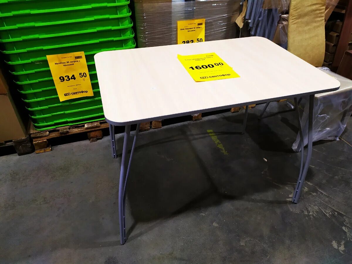 Кухонный стол светофор фото Для привлечения покупателей, у нас в "Светофоре" собрали мебель и всё аккуратно 