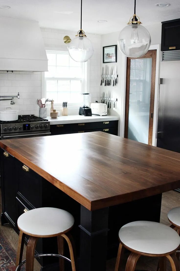 Кухонный стол темное дерево в интерьере How We Refinished our Butcher block Countertop - Chris Loves Julia Keuken inspir