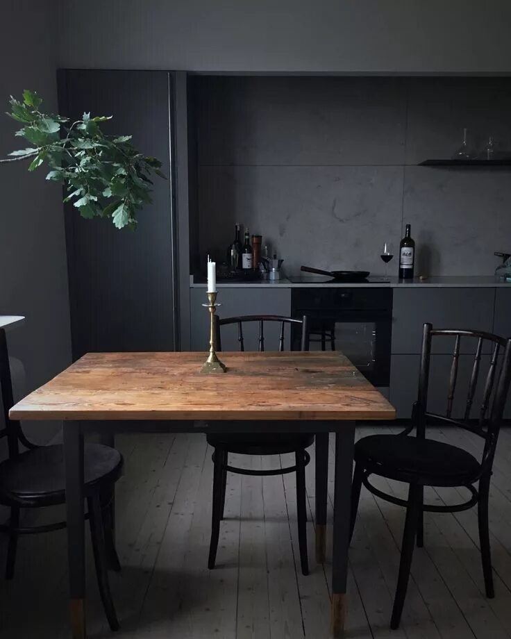 Кухонный стол темное дерево в интерьере Back To Black: Decorating With Dark Color Schemes Black kitchen design, Kitchen 