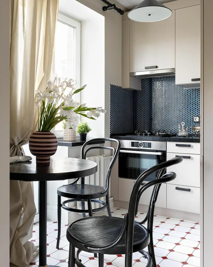 Кухонный стол в хрущевке фото Маленькая квартира 45 кв. метров - классическая по виду и состоянию "хрущевка" с