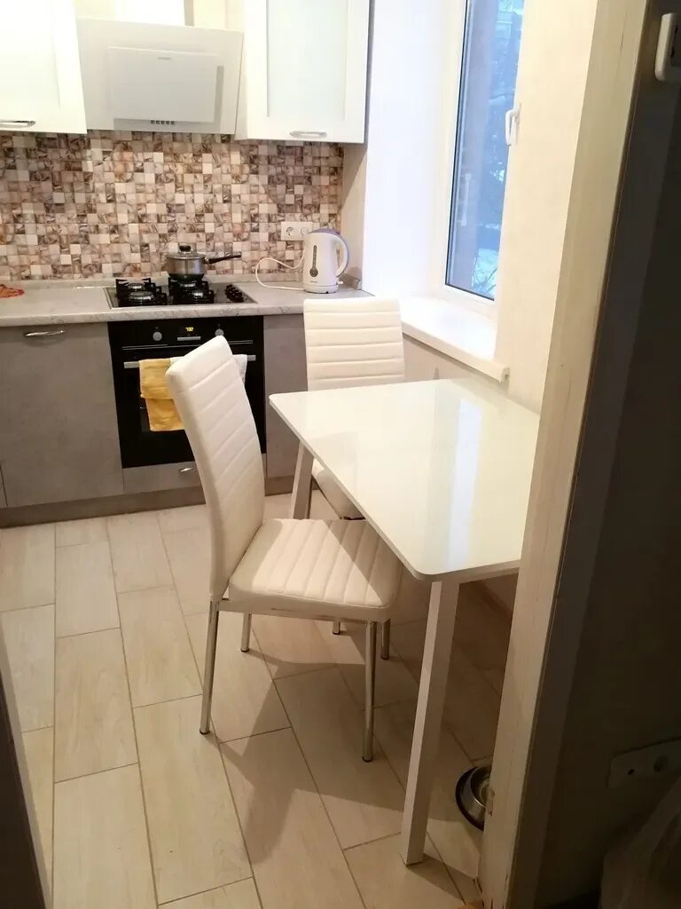 Кухонный стол в хрущевке фото Стол для маленькой кухни в хрущевке - 34 идеи с фото