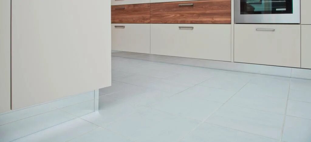 Кухонный цоколь фото ДО-008 Цоколь кухонный (высота 10см, длина 4м) в комплекте (белый) - купить в ин