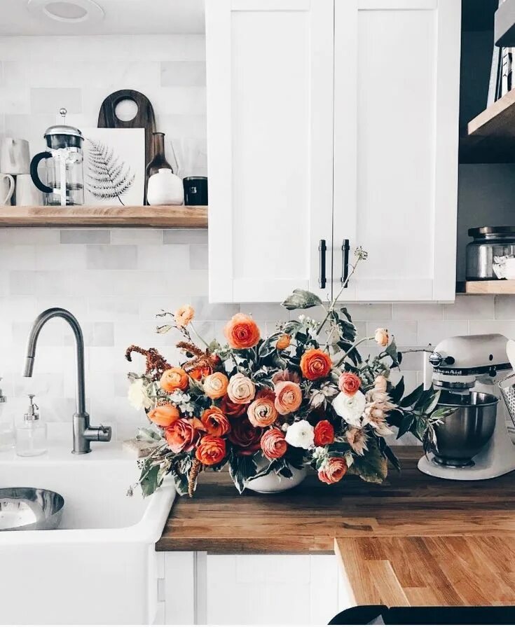 Кухонный цветок фото fresh flowers Country style kitchen, Home decor, Home