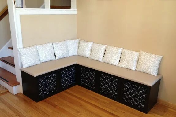 Кухонный уголок своими руками фото The kitchen has a cute out of the way table and bench, I would do something like