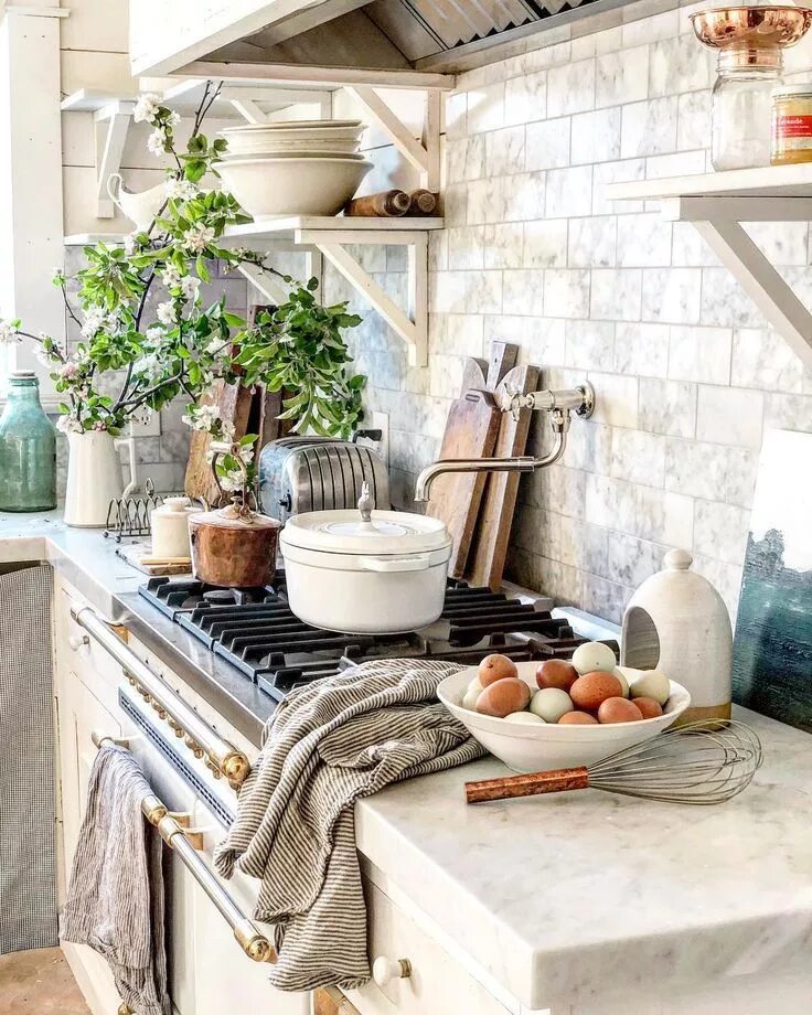 Кухонный уют фото Sharing #eggvignette with @happydaysfarm today. My favorite apron is from #salts